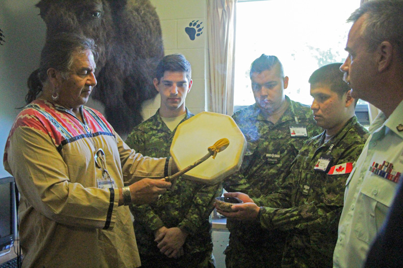 Les élèves-officiers du Programme d'initiation au leadership à l'intention des Autochtones (PILA) avec l'aîné Bernard Nelson